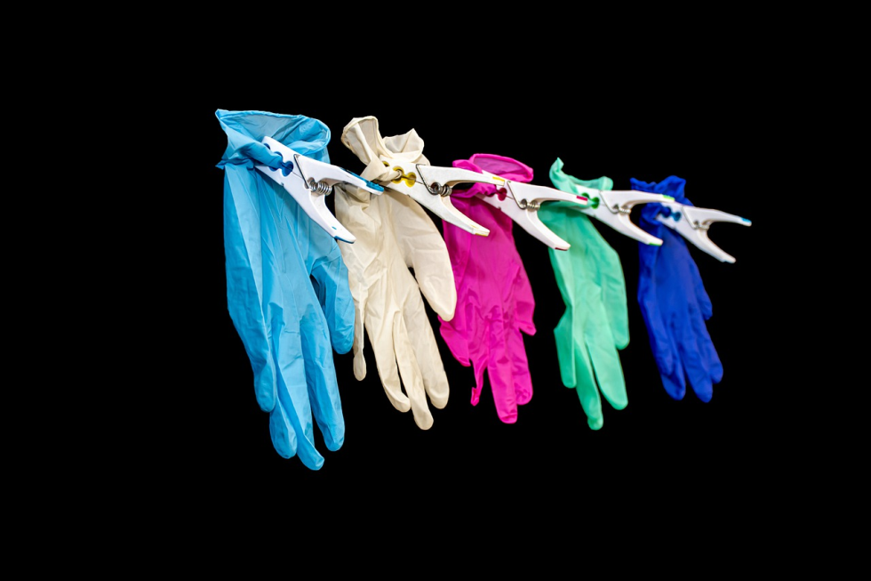 No all’utilizzo dei guanti: se usati in modo errato il rischio contagio aumenta