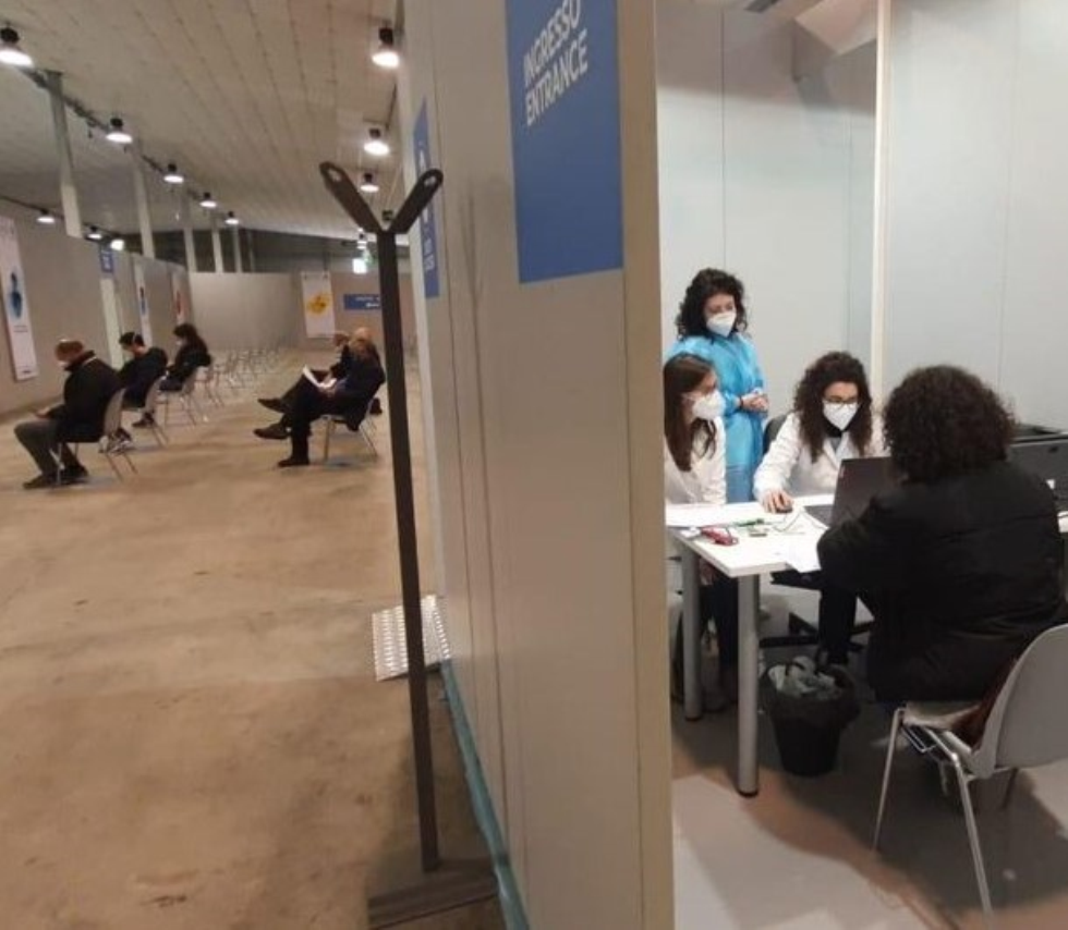 Vacciniamo un familiare per salvare dalla solitudine gli anziani nelle case di riposo