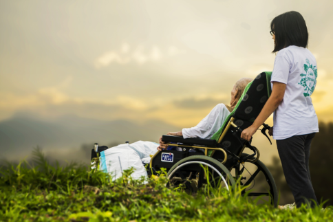 Cassazione: illegittimo il licenziamento di un caregiver. Cisl e Fnp Veneto: «Un passo in avanti per chi ogni giorno tiene insieme lavoro e cura» 